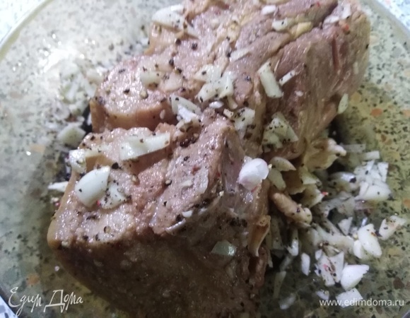 Обваляйте каждый кусок свинины. Затем заверните грудинку в фольгу и уберите ее в холодильник на 8–12 часов.