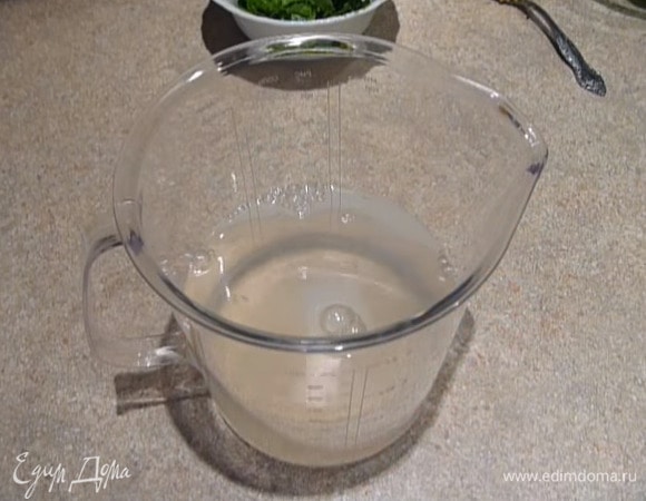 В чашу блендера налейте воду, добавьте яблочный уксус и сок лимона.