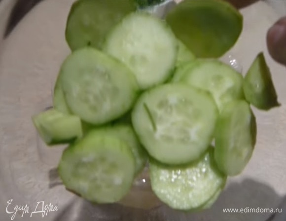 Огурец очистите от кожуры и нарежьте кружочками.