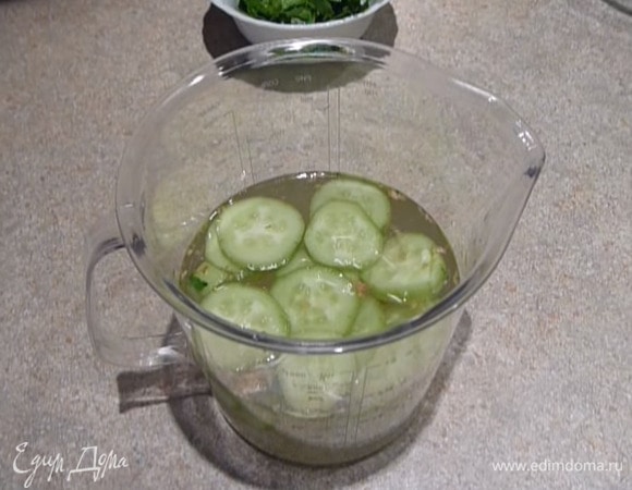 Добавьте в чашу огурцы.