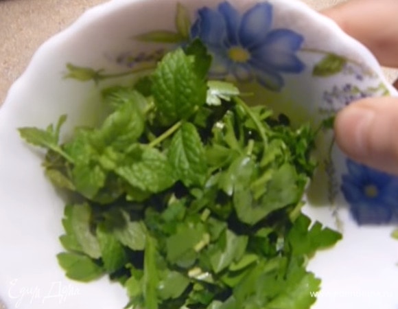 Нарежьте петрушку и мяту.