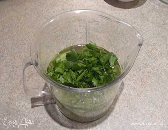 Зелень тоже добавьте в чашу.