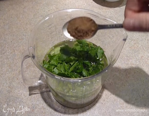 Следом — молотую корицу.