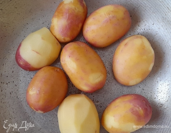 Вымойте картофель и очистите от кожуры удобным способом. Если кожура снимается легко, соскоблите ее. Если плохо, срежьте тонким слоем.