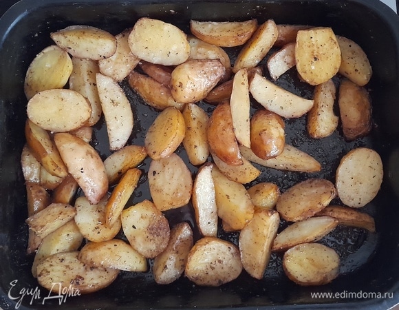 Запеките картофель до румяной корочки (периодически помешивайте). Обратите внимание: время запекания зависит от возможностей духовки и возраста картофеля. У меня приготовился за 35 минут. После этого достаньте форму из духовки, посолите и перемешайте содержимое. 