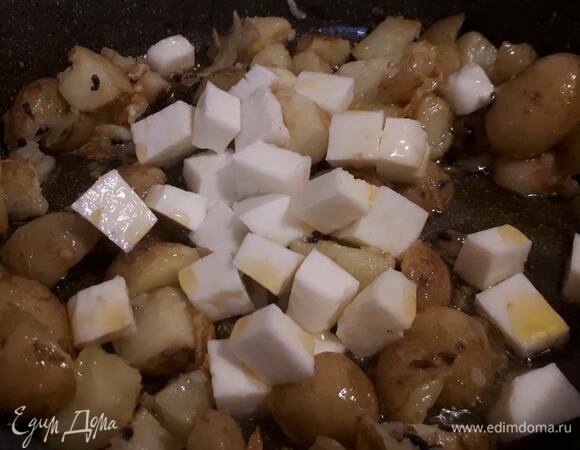 Добавьте лаванду (неважно, свежую или сушеную) и халуми, нарезанный кубиками, специи. Все перемешайте и обжаривайте еще 5 минут.