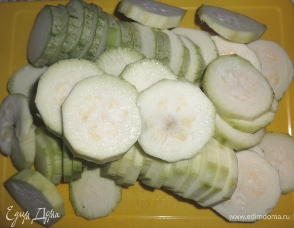 Кабачки помыть, обсушить бумажным полотенцем. Отрезать кончики с обеих сторон. Нарезать кабачки кружками толщиной 0,5 см.