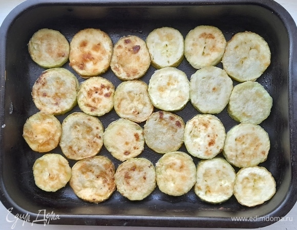 Выложить кабачки в форму для запекания одним слоем.