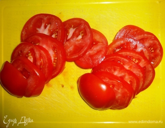 Помидоры вымыть, обсушить, нарезать тонкими кружками.