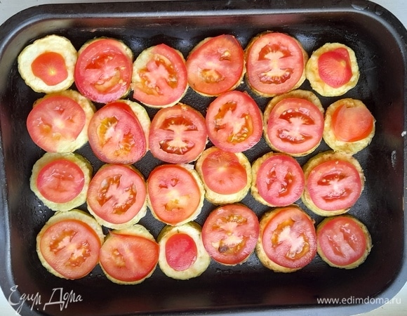 Кружки помидоров выложить на кружки кабачков.