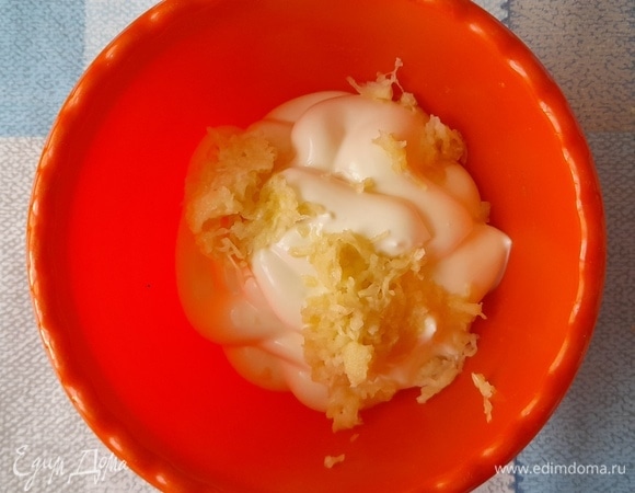 Чеснок очистить, натереть на мелкой терке. Соединить сметану, тертый чеснок, соль, перемешать.