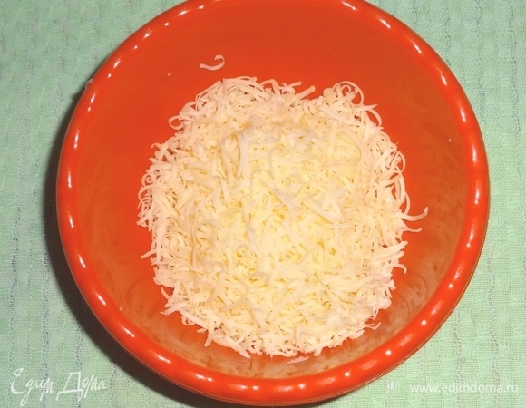 Сыр натереть на средней терке.