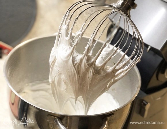 Поместить дежу в миксер, добавить щепотку соли и взбить 10–12 минут до очень крепкого, глянцевого состояния. Внимание, это не пена. Должна быть крепкая белая глянцевая белковая масса. Аккуратно влить ложку уксуса и всыпать крахмал, взбить окончательно 2–3 минуты. Меренга готова!