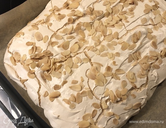 Перенести противень в духовку, включить конвекцию (важно) и оставить дверцу приоткрытой (!!!), чтобы влага, выделяющаяся при выпечке коржа, не увлажняла его, корж должен быть с хрустящей крепкой корочкой снаружи и нежный и воздушный внутри. При 180°C печь 10 минут, затем снизить до 160°C и допекать еще 25–30 минут. Все также с конвекцией и приоткрытой дверцей.