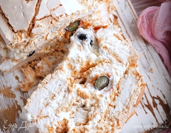 Используя пергамент, на котором корж лежит, свернуть рулет. Корж может ломаться (он и должен, он же с корочкой хрустящей снаружи), не пугаемся, сворачиваем уверенно. Обернуть рулет все тем же пергаментом и далее плотно обмотать пищевой пленкой. Можно чуть прижать руками — смело! Поместить рулет в холодильник на час. Ну а далее разворачиваем, нарезаем, наслаждаемся!