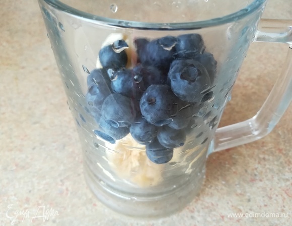 Банан очистить от кожуры, голубику промыть. Банан поломать на кусочки. Добавить в стакан банан и голубику.