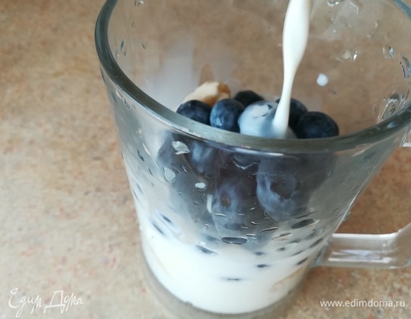 Влить молоко.