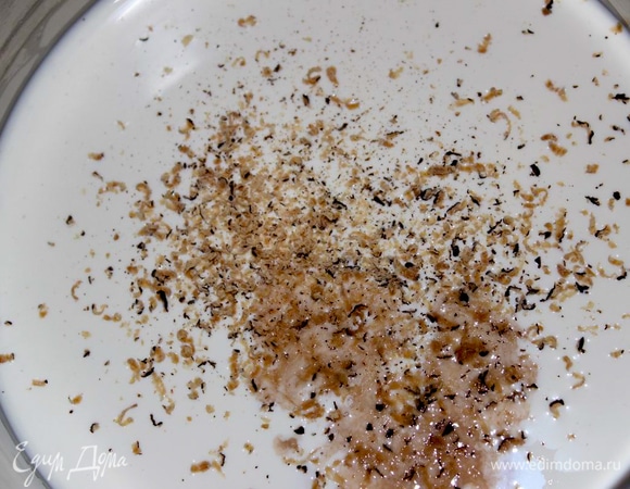 Начнем с приготовления ганаша. Прогрейте сливки, но не доводите до кипения. Можно добавить какие-нибудь специи по желанию. У меня на фото тертый боб тонка.