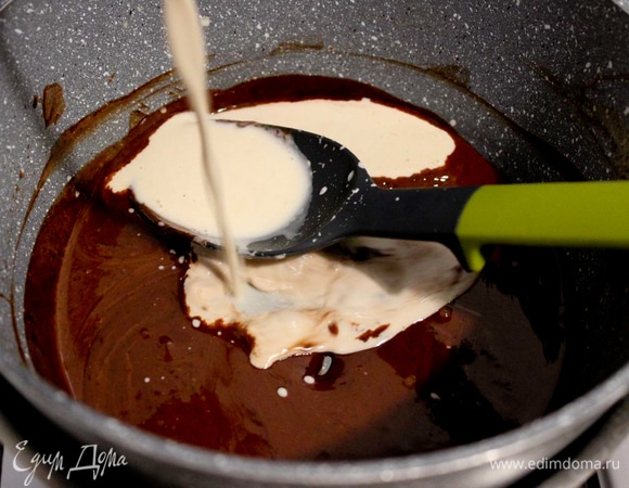 Снимите с огня и влейте сливки по частям, каждый раз перемешивая до однородного состояния. Обычно вливают 3 раза.