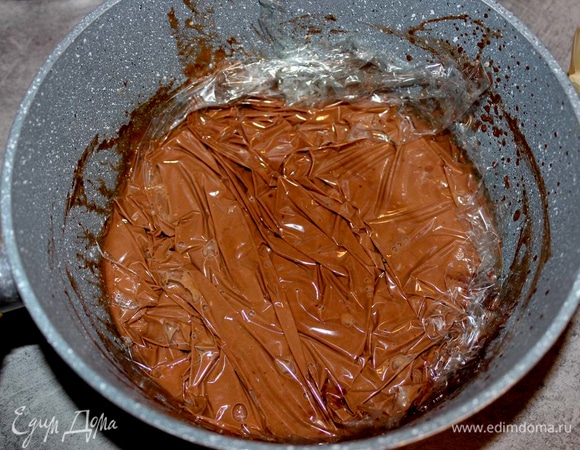 Накройте пищевой пленкой в контакт, дайте остыть, а затем уберите в холодильник на ночь.