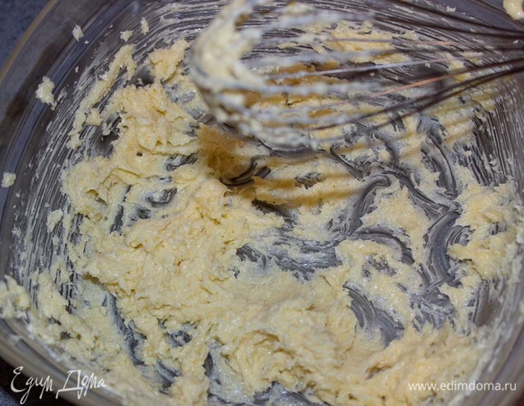 Для теста взбейте размягченное масло с сахарной пудрой.