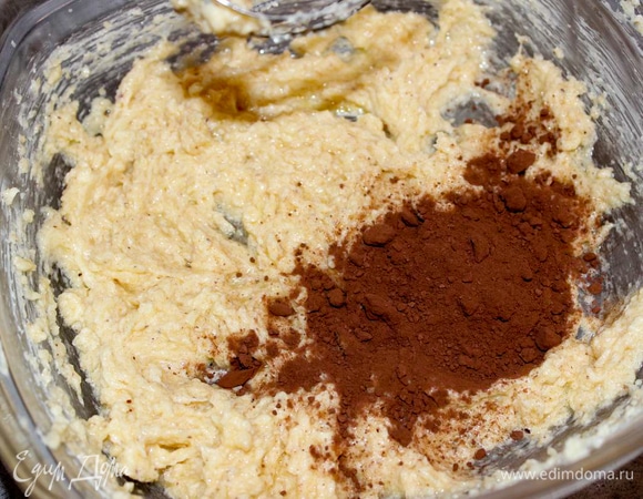 Добавьте какао и соль.