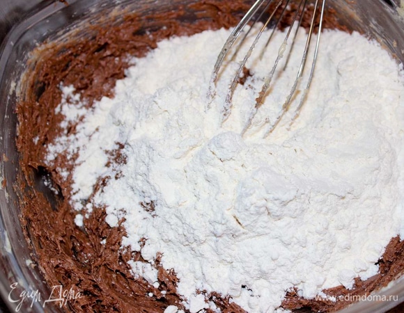 Наконец, всыпьте муку и соберите тесто в шар. Оно будет немного липнуть к рукам, но не нужно добавлять муку.