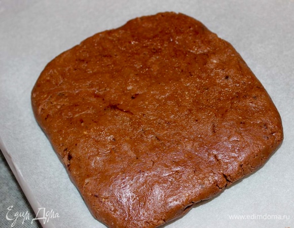 Придайте тесту квадратную форму (так будет легче потом раскатывать) и уберите в холодильник на полчаса.