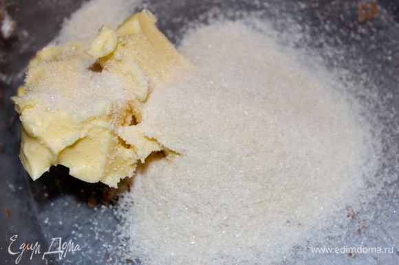 Для крема из фундука взбейте масло с сахаром.
