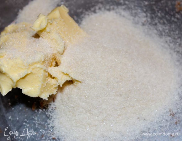 Для крема из фундука взбейте масло с сахаром.