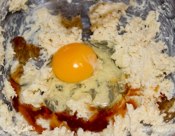 Добавьте яйцо и кирш и продолжайте взбивать.