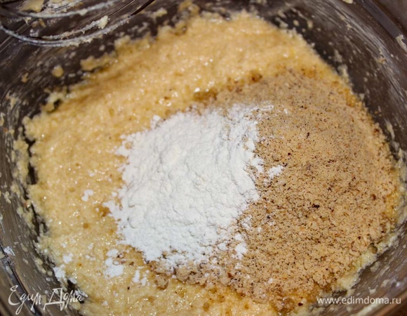 Всыпьте муку и измельченный фундук и перемешайте до однородного состояния.