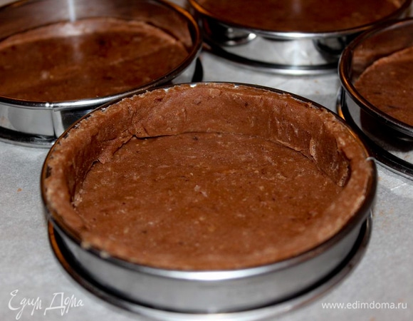 Сформируйте тарталетки из теста и уберите в морозилку на полчаса.