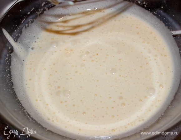 Пока тесто для тарталеток охлаждается, можно приготовить женуаз. Взбейте яйца с сахаром до состояния пышного мусса. Взбивать надо долго, примерно 10 минут.