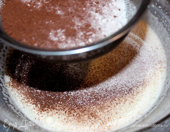 Просейте муку и какао и добавьте к яйцам. Аккуратно перемешайте.