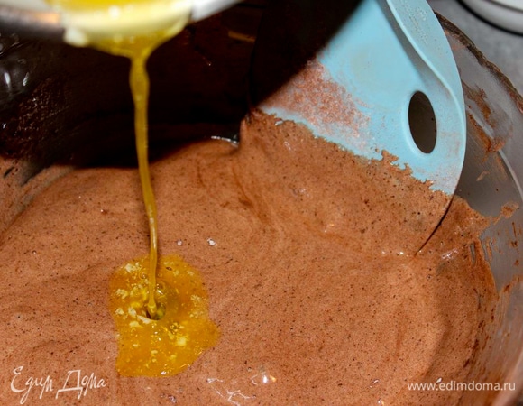 Влейте растопленное масло и перемешайте.