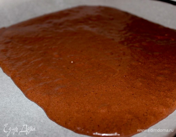 Вылейте тесто на противень, покрытый пергаментом, и размажьте в пласт 0,5 см толщиной. Выпекайте в духовке, разогретой до 180°C, 15 минут.