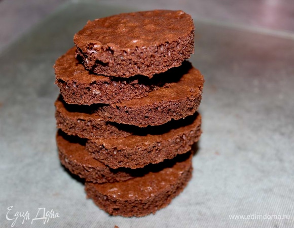 Вырежьте из женуаза 12 кружков примерно 4 см диаметром.