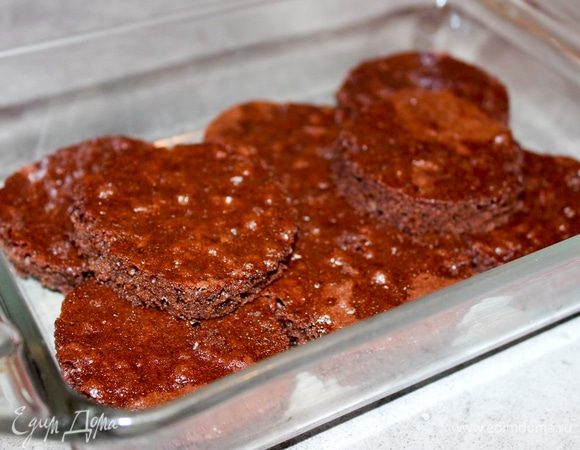 Пропитайте киршем и отложите до завтра.