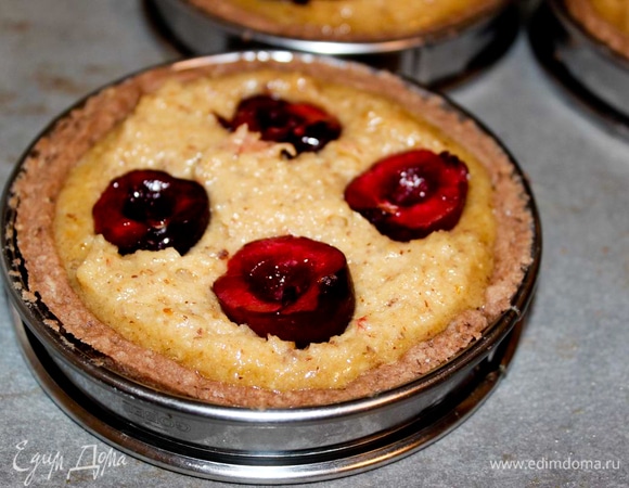 Далее выложите в каждую тарталетку крем из фундука и добавьте по 2 вишни. Верните в духовку на 12 минут. Оставьте до завтра.