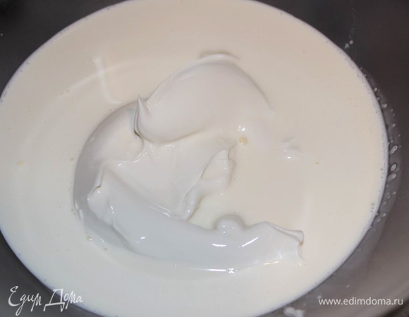 Взбейте маскарпоне со сливками.