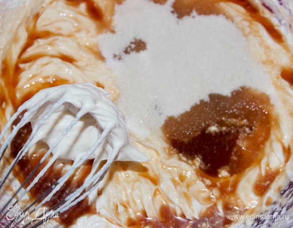 Добавьте ко взбитым сливкам кирш и сахар и продолжайте взбивать.