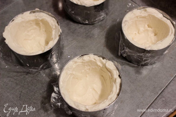 Сформируйте колодцы из крема в кондитерских кругах и уберите в морозилку на ночь.