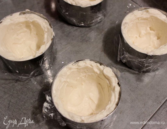 Сформируйте колодцы из крема в кондитерских кругах и уберите в морозилку на ночь.