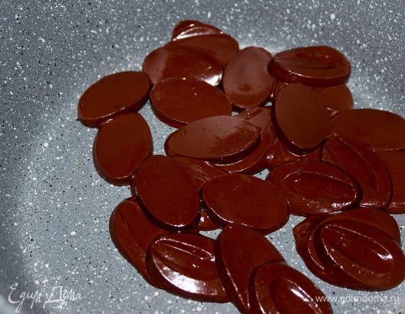 Для шоколадных колец растопите шоколад на водяной бане.