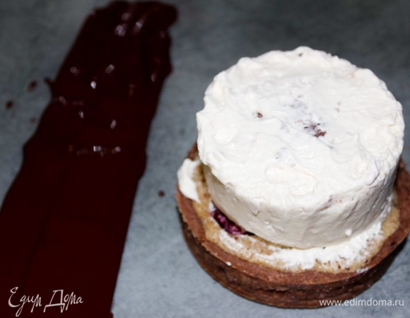 Нарежьте 6 полосок пергамента длиной чуть больше, чем длина окружности пирожного, и чуть шире, чем высота пирожного.