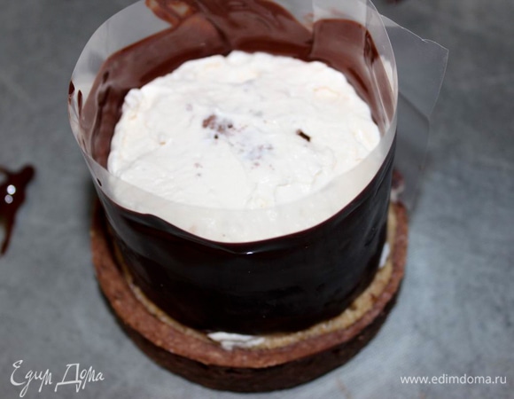 Размажьте шоколад по пергаменту (на фото гитарный лист) и оберните вокруг пирожного. Уберите в морозилку на 10 минут.