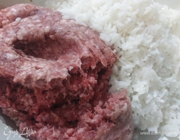 Стакан риса отварить в подсоленной воде в соотношении 1:1 на малом огне под крышкой. Соединить с фаршем. Добавить соль и перец.