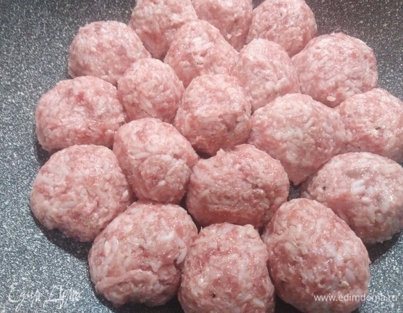 Сформировать тефтели, выложить в посуду для запекания.