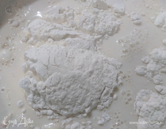 В молоко всыпать муку, соль.